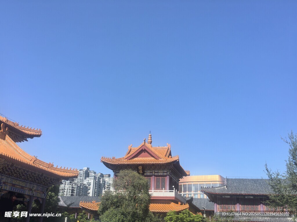 中式古建筑群蓝天背景下