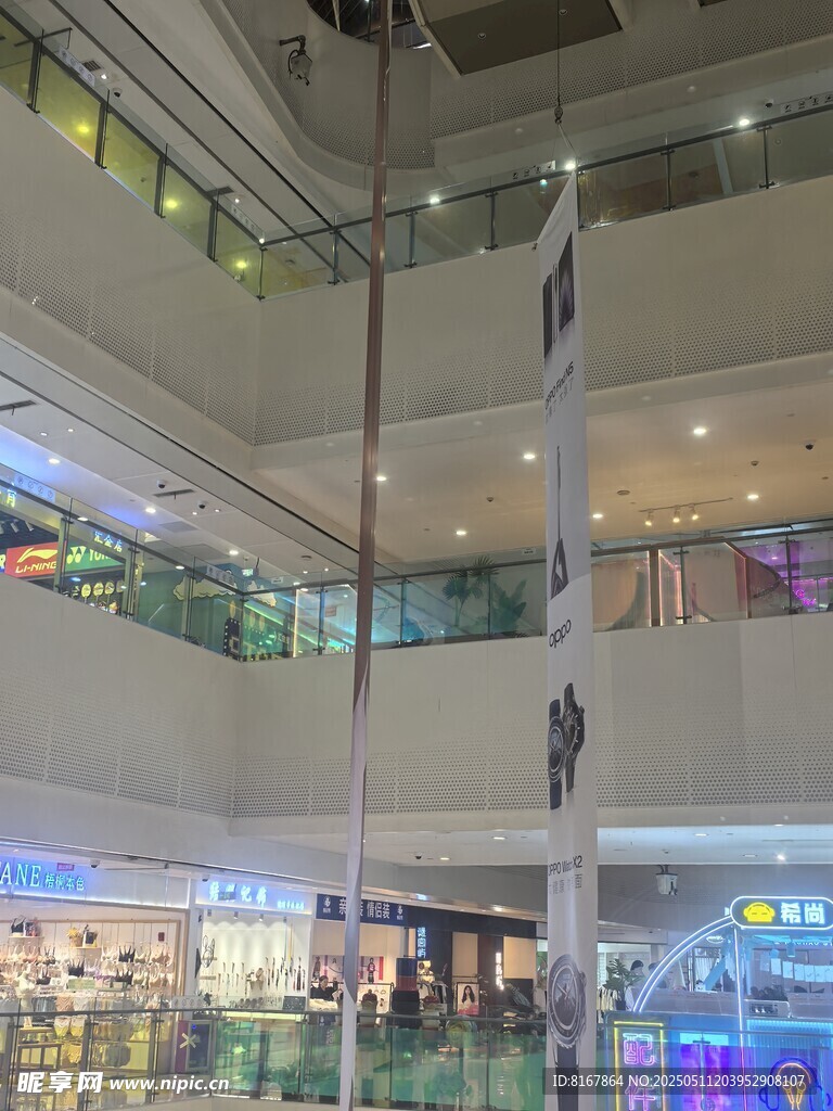 商场内部多层空间景象
