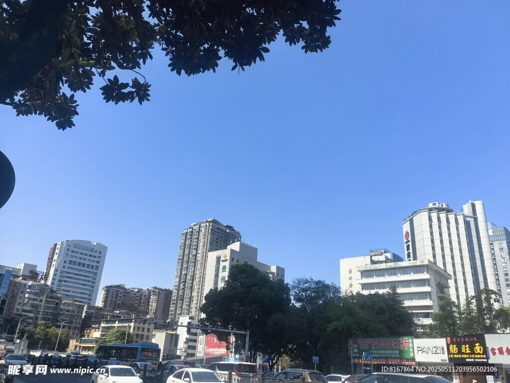 城市街景中的高楼与蓝天