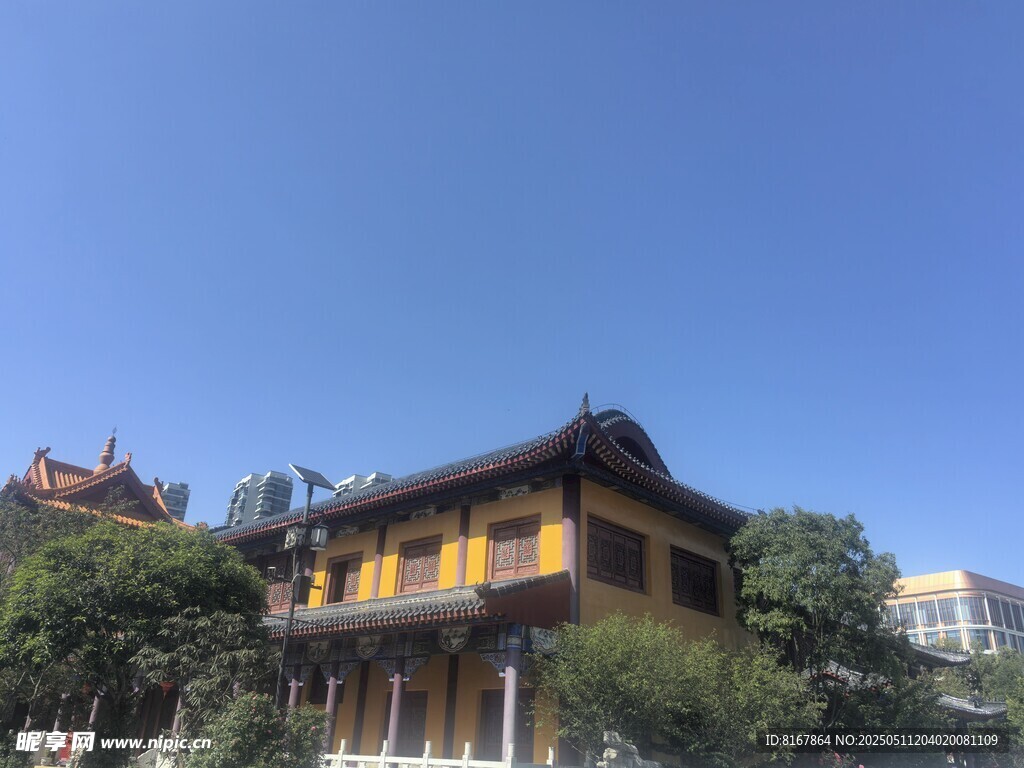 中式古建筑 蓝天绿树环绕