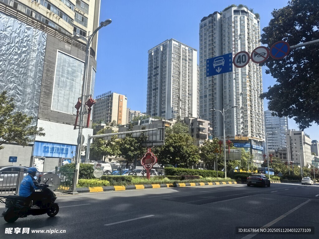 城市街道的繁华景象