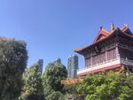 中式古建与现代建筑相映