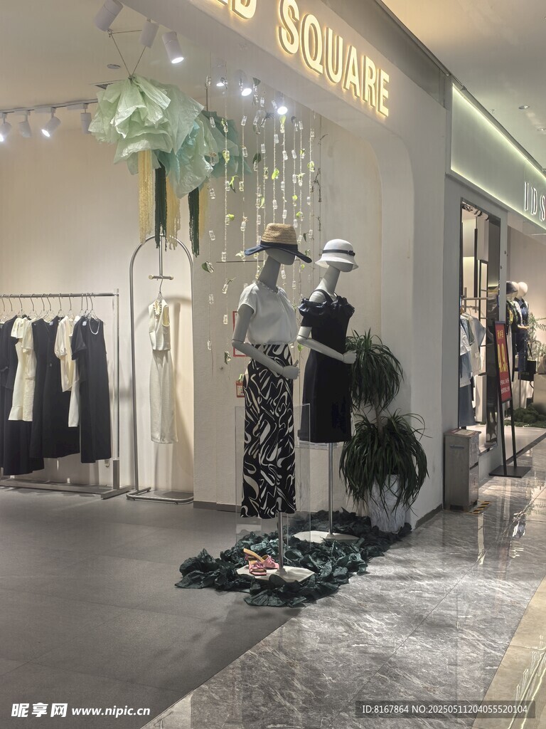 时尚服装店内部陈列展示