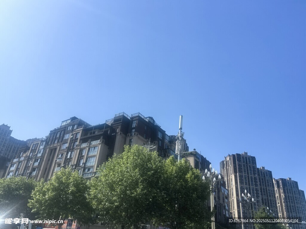 城市高楼与绿树蓝天