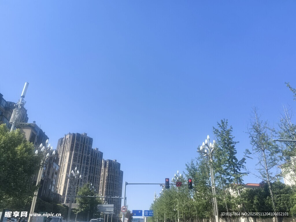 城市蓝天绿树建筑景观