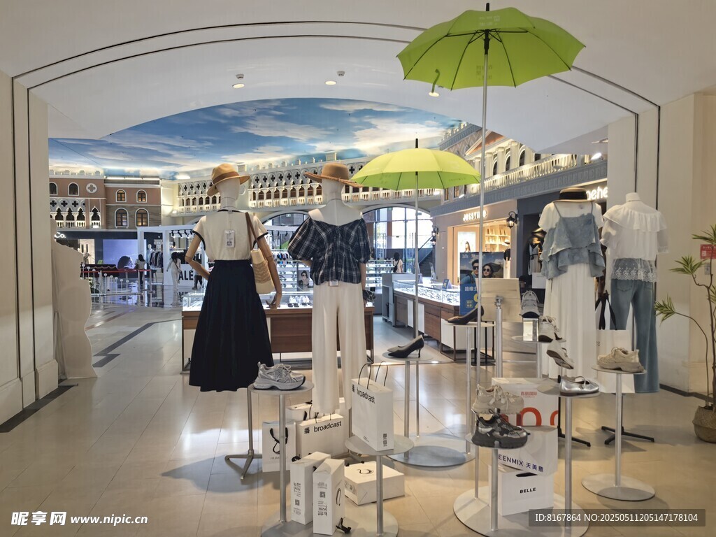 时尚女装店内景展示