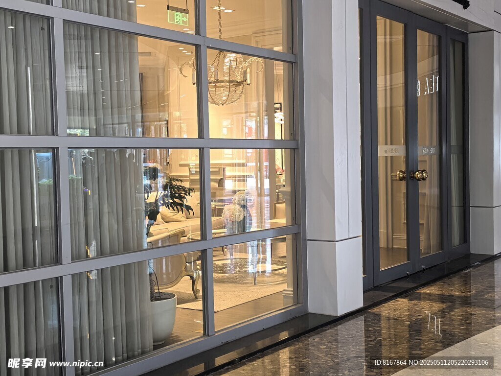 现代玻璃商铺门外观展示