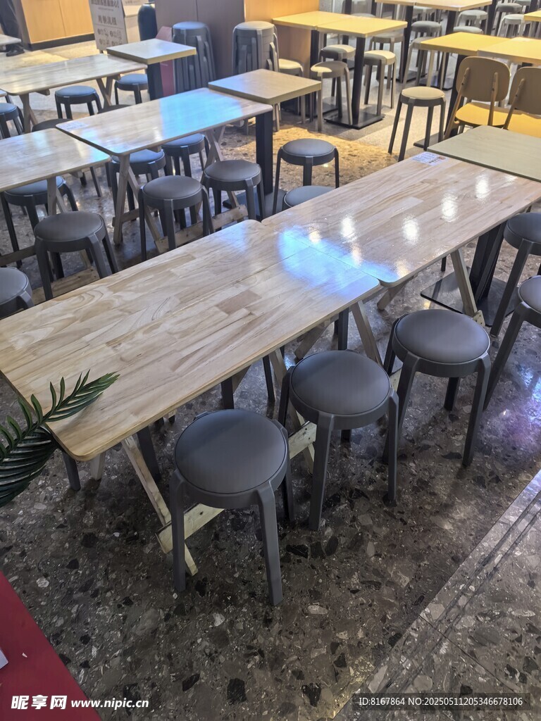 简约风格餐厅桌椅组合