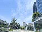 现代都市中的开阔街道景观