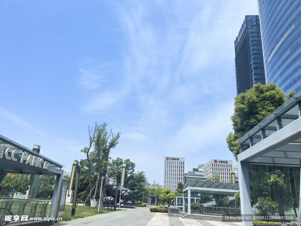 现代都市中的开阔街道景观