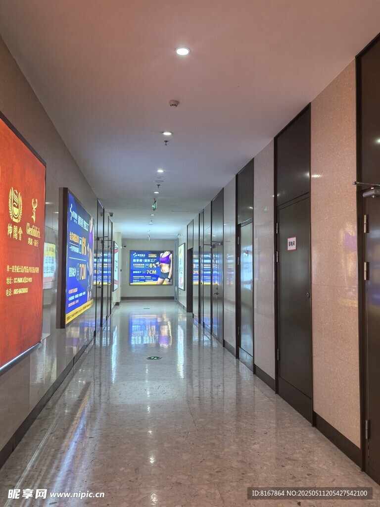 宽敞明亮的企业走廊空间