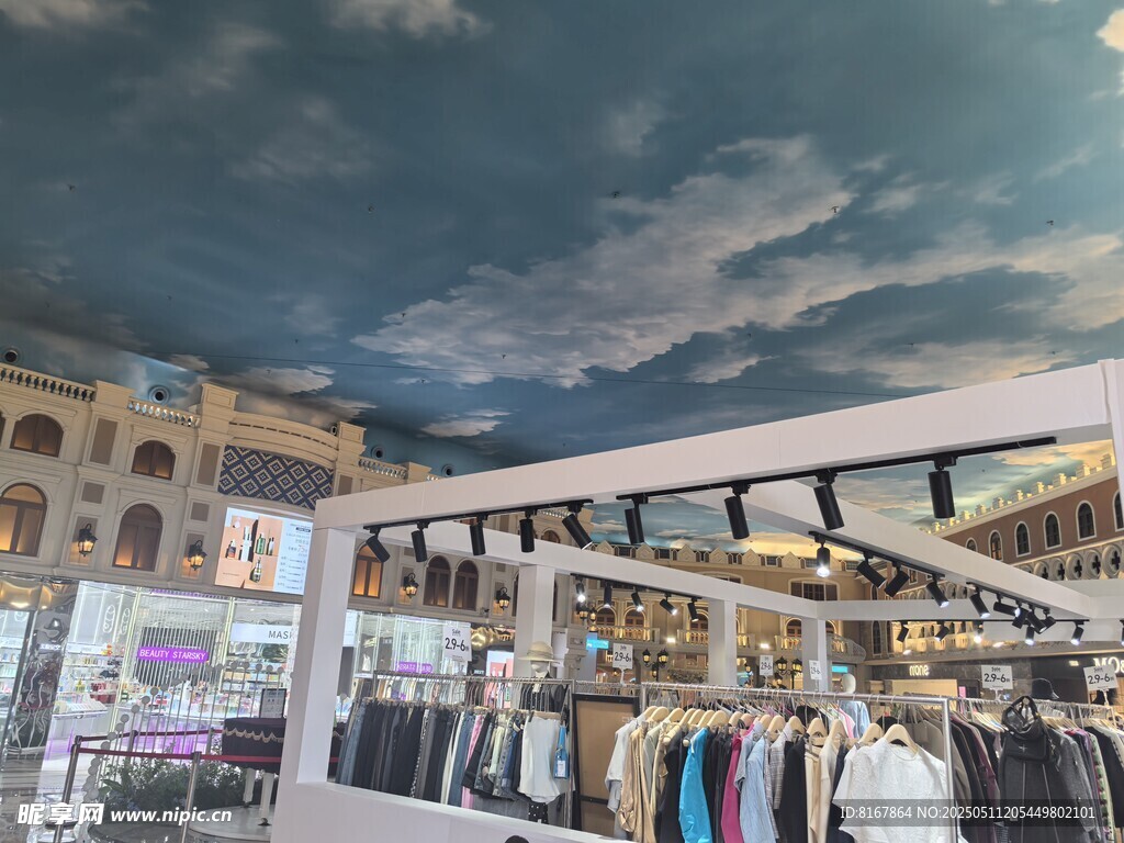 时尚服装店内部陈列景观