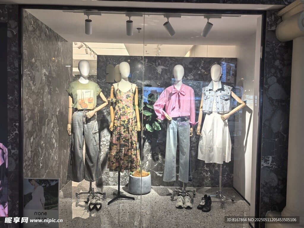 复古服饰展示橱窗