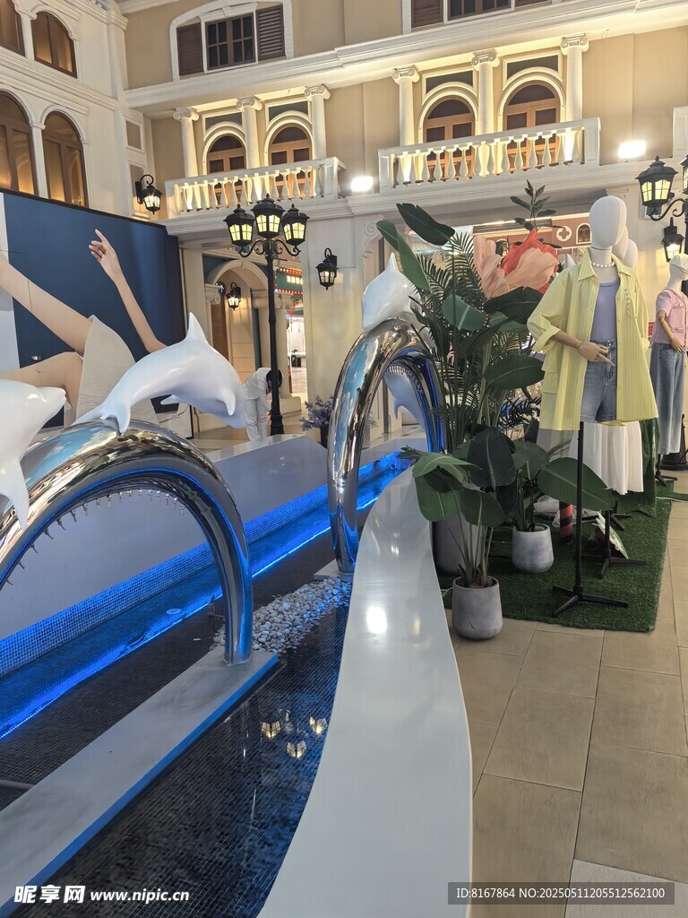 商场内时尚服饰展示区