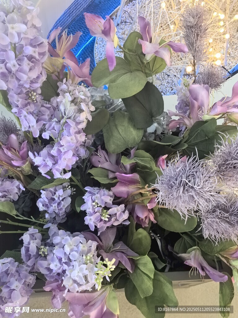 淡紫色花卉绿植组合