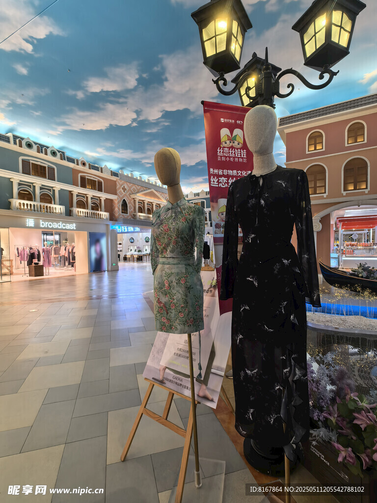商场内的时尚服装展示
