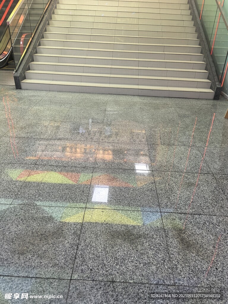 地面上的彩色箭头标识