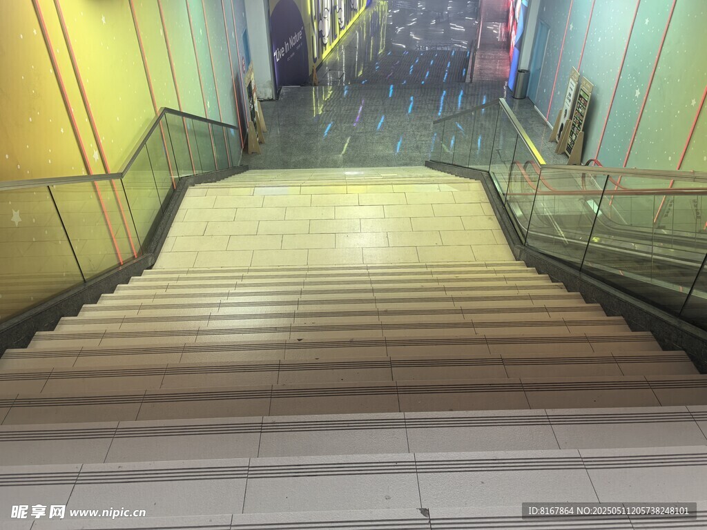 室内明亮的阶梯场景