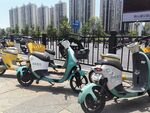 街头停放的共享电动自行车