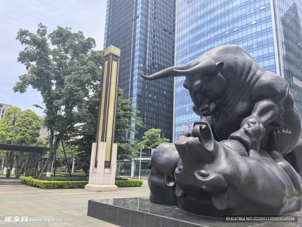城市广场上的牛雕塑景观