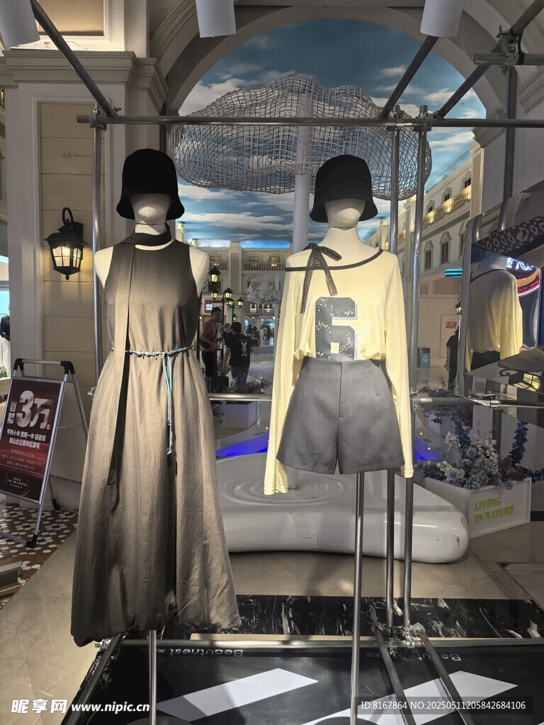 时尚女装店内展示模特