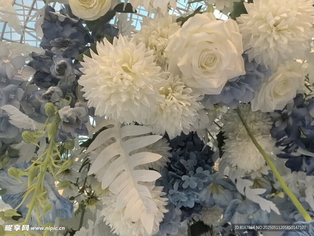 蓝白花卉组合装饰