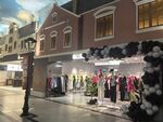 时尚服装店外观夜景展示