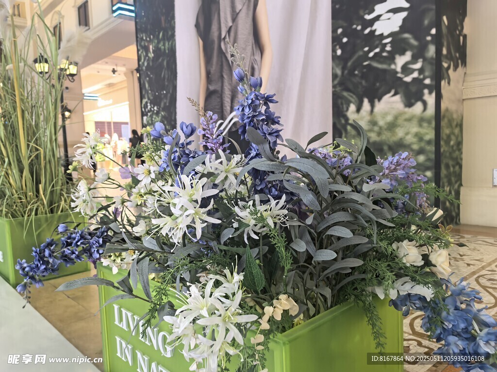 街边多彩花卉盆栽景观