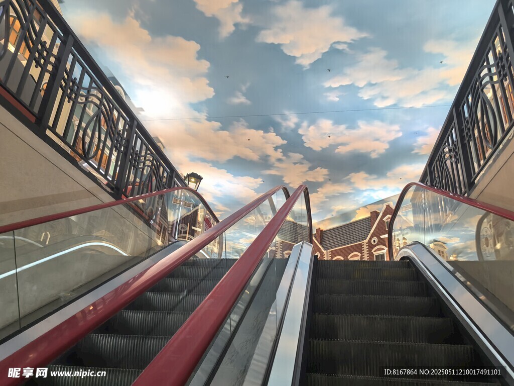 自动扶梯通向天空美景