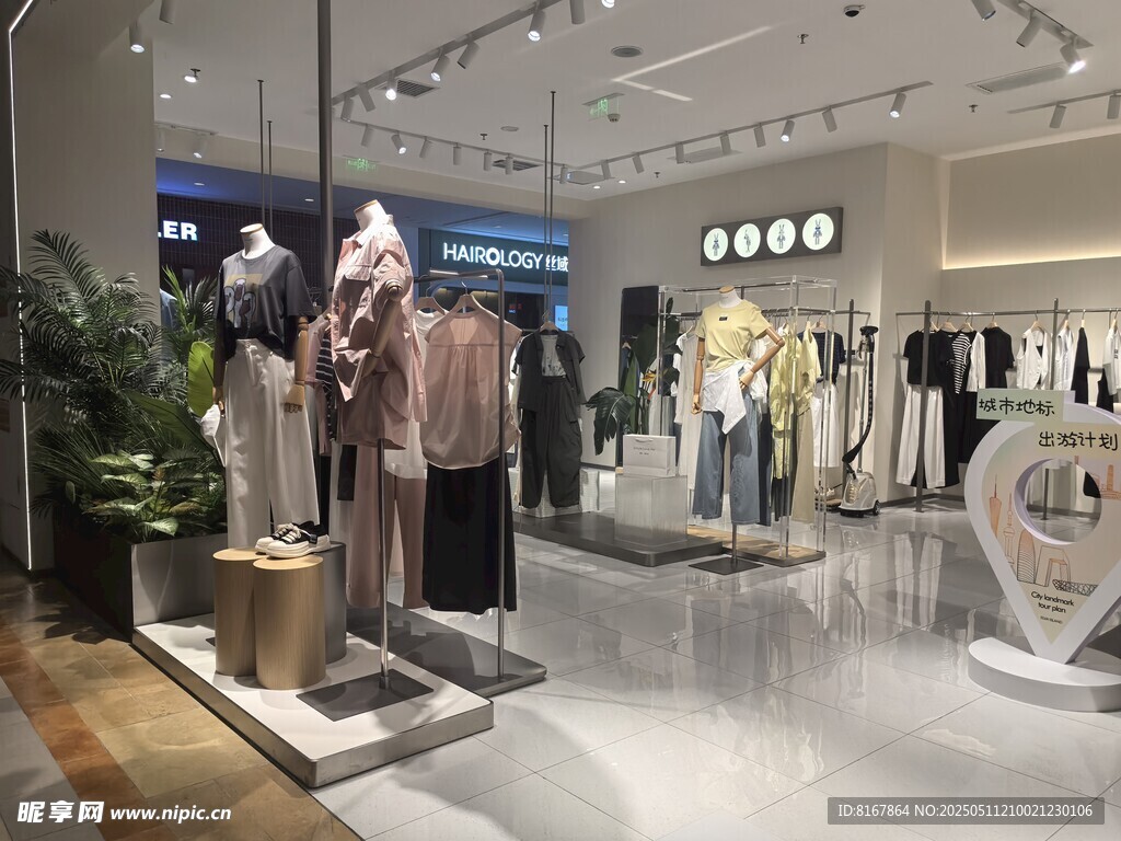 时尚服装店内部陈列展示
