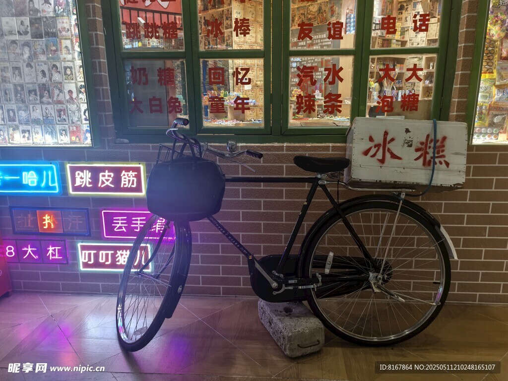 复古店内的老式自行车展示