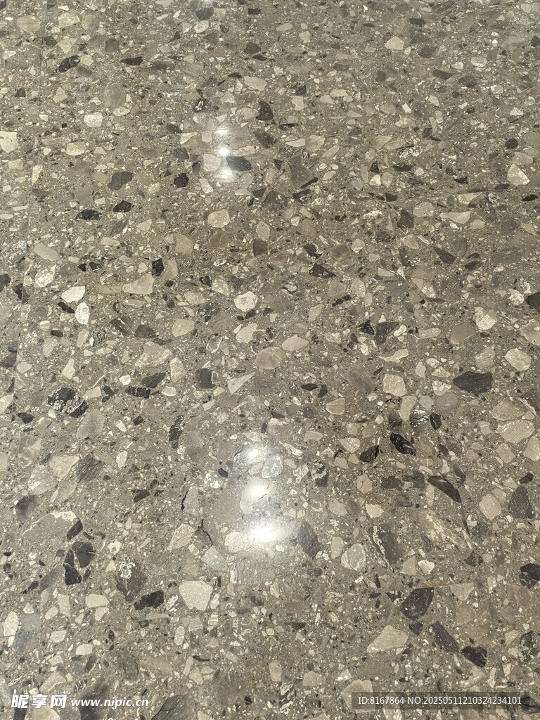 地面上的碎石与光斑