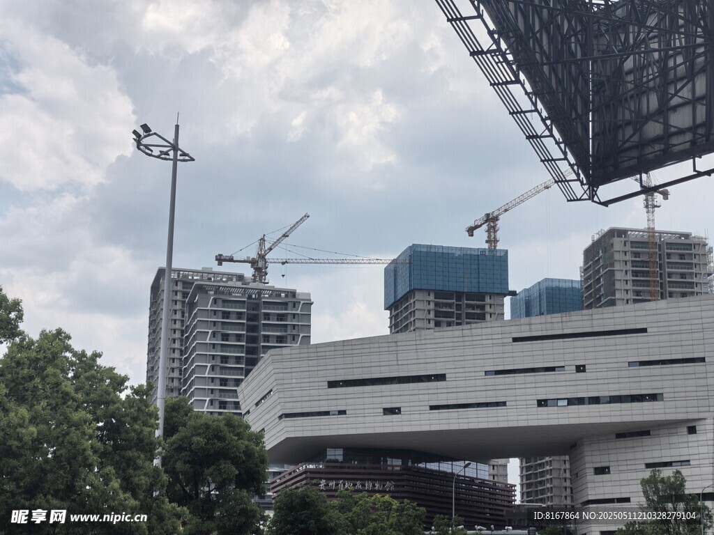 城市在建建筑与周边景观