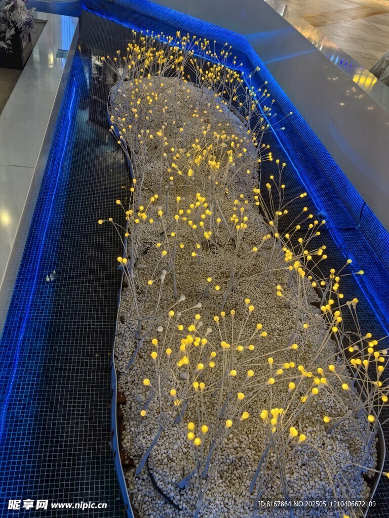 传送带上的金黄物料