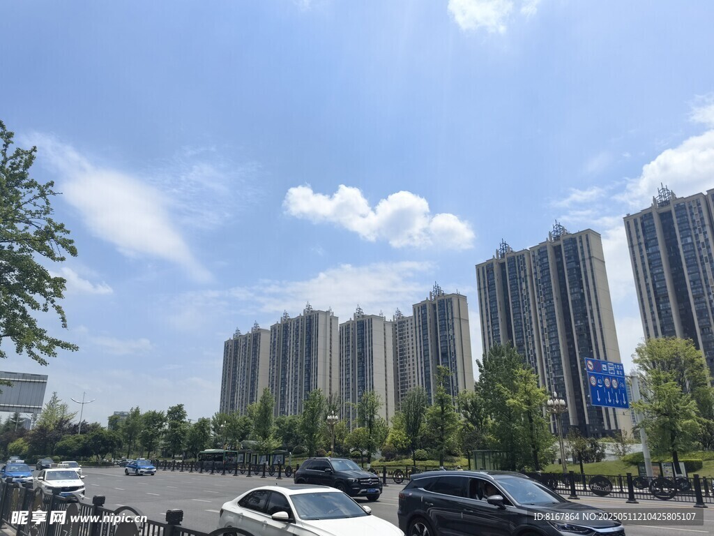 城市住宅区与停车场景象