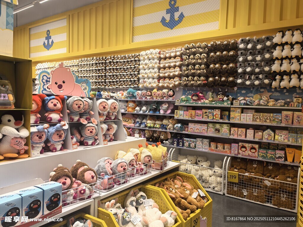 多彩玩具店的丰富陈列