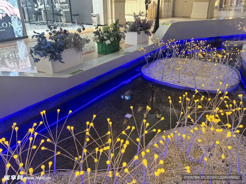 蓝色台面上的黄色小花装饰