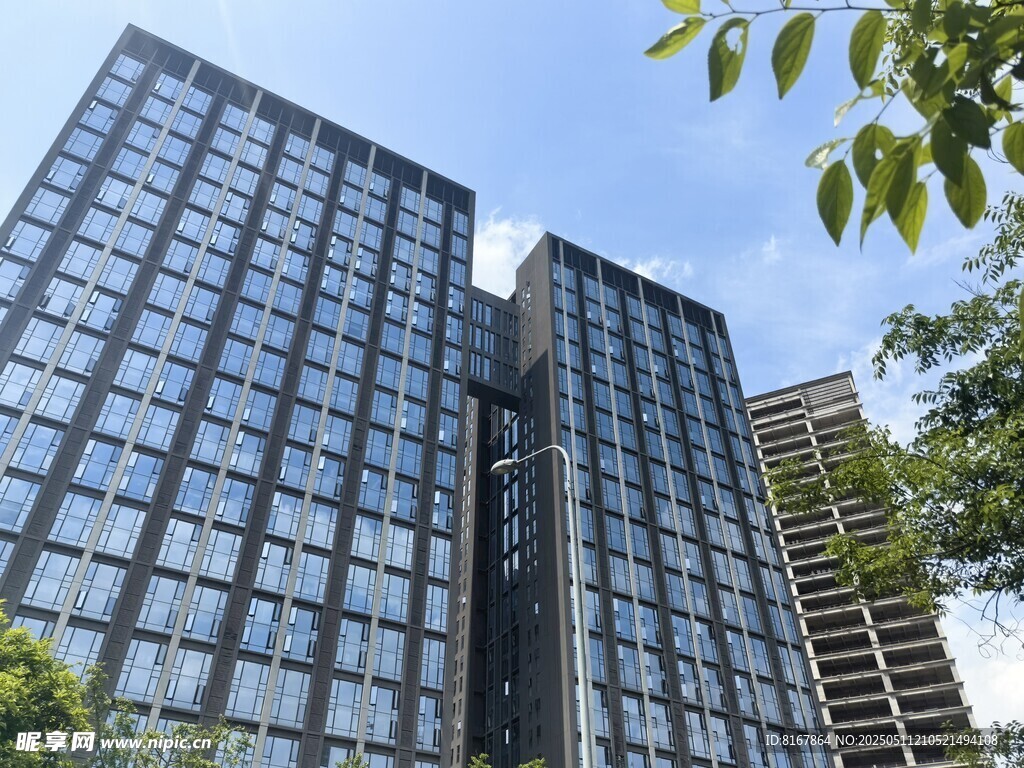 现代高层玻璃幕墙建筑