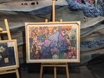 多彩画作展示于画架之上