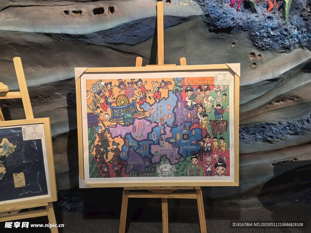 多彩画作展示于画架之上