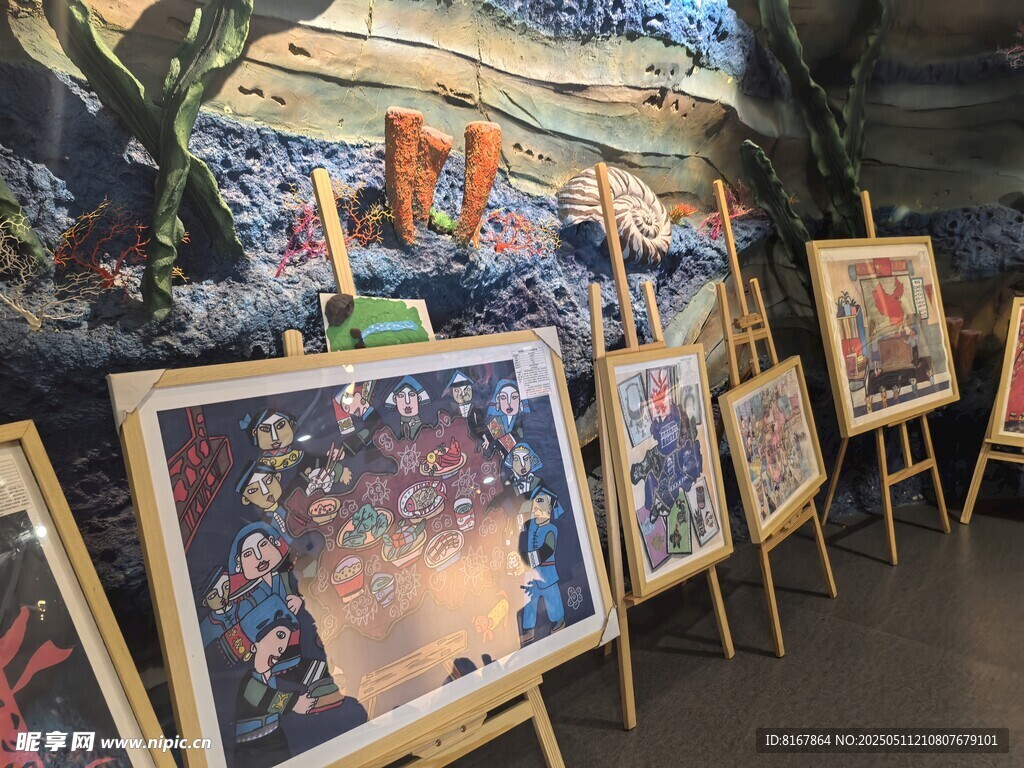 艺术画廊中的多彩画作展示