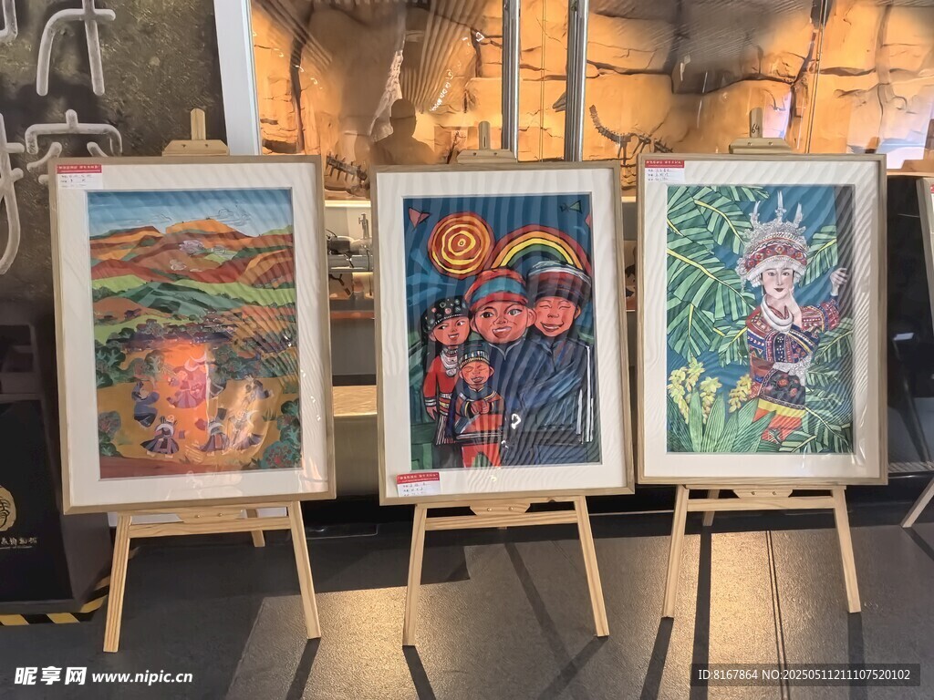 艺术画廊中的多彩画作展示