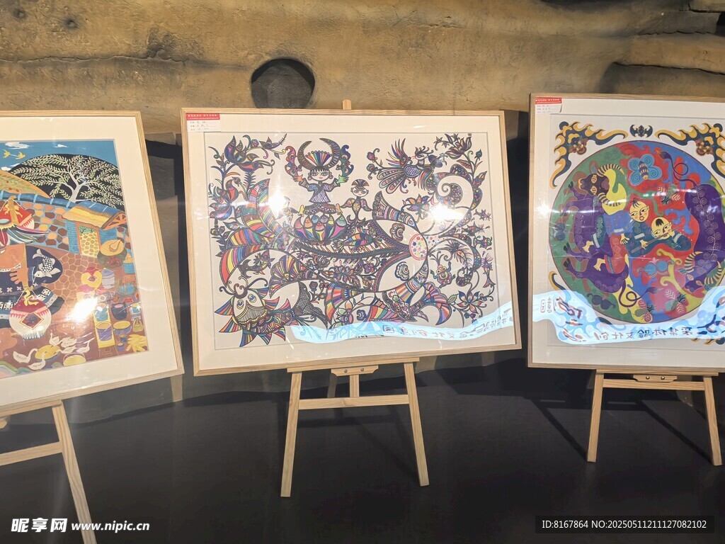 三幅精美画作展示架上陈列