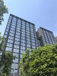 现代高楼与葱郁绿植景观