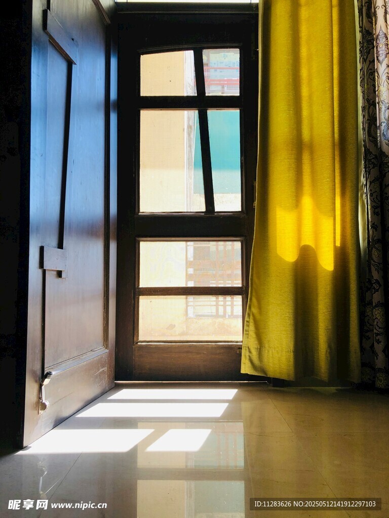 阳光洒入的明亮室内空间