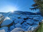 冬日雪景中的石堆与远山