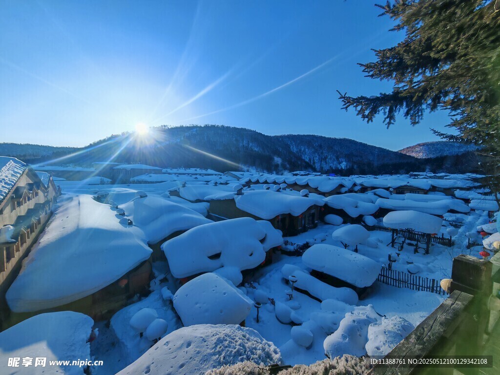 冬日雪景中的石堆与远山