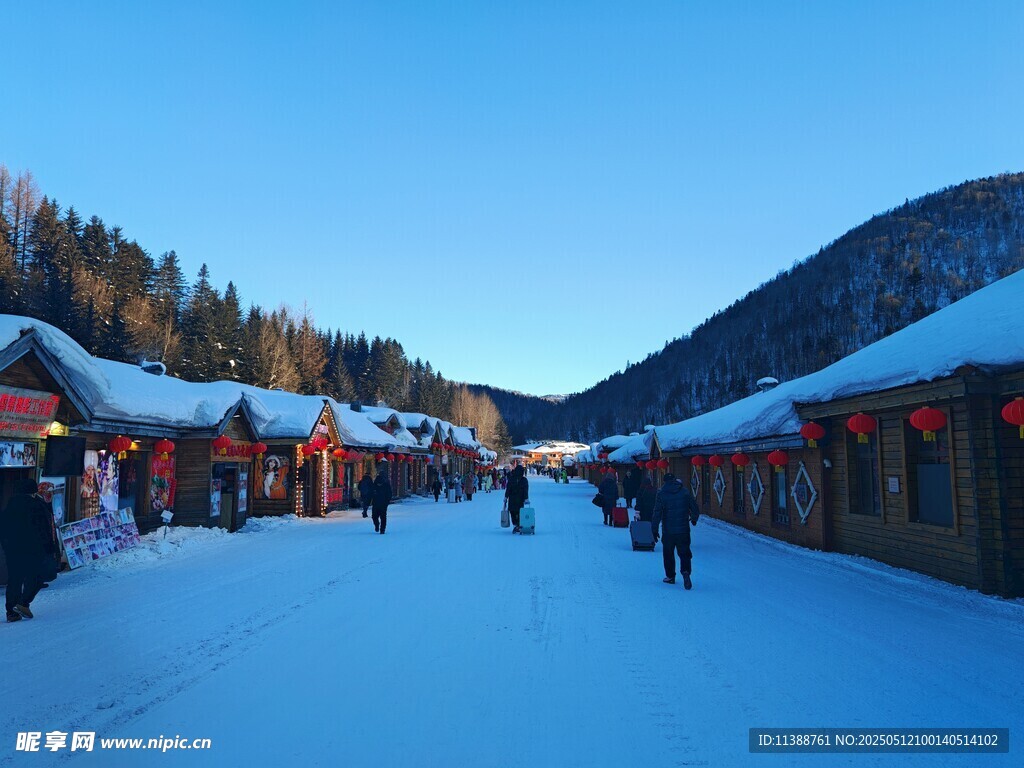 雪乡冬日热闹街景