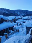 雪覆村庄美景