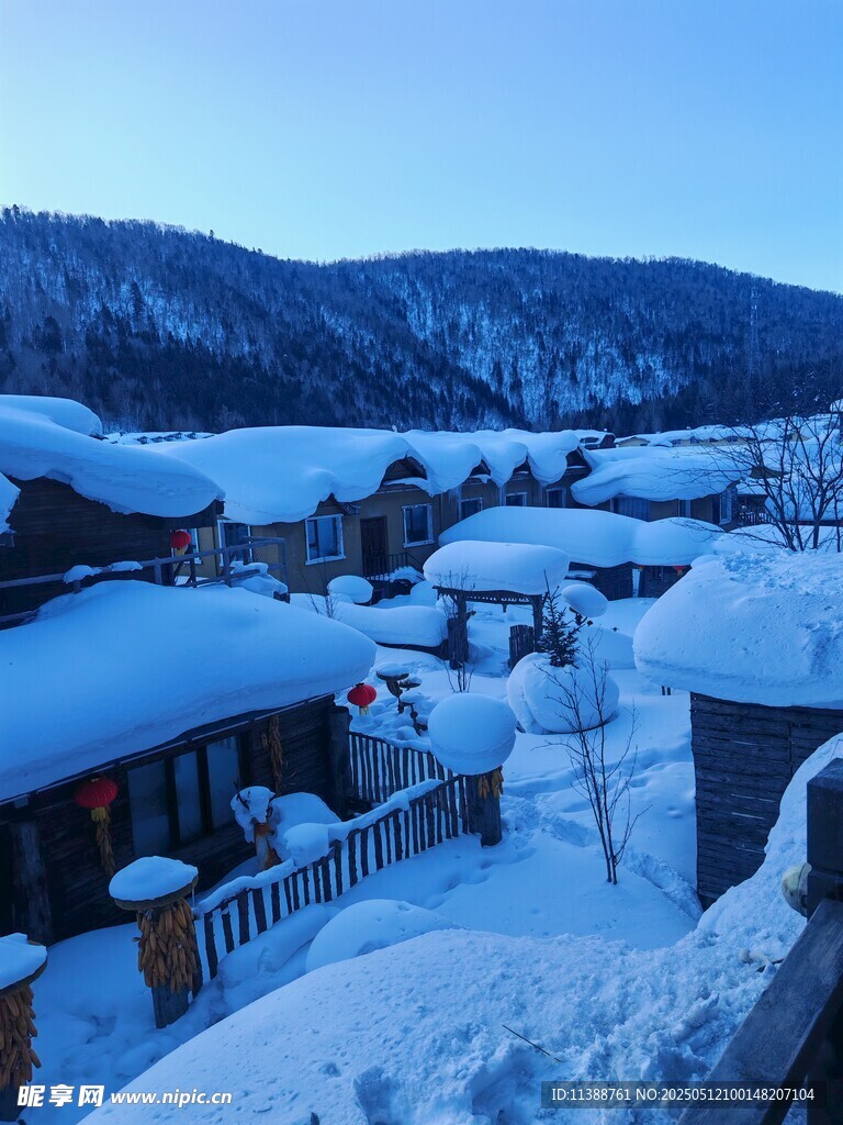 雪覆村庄美景